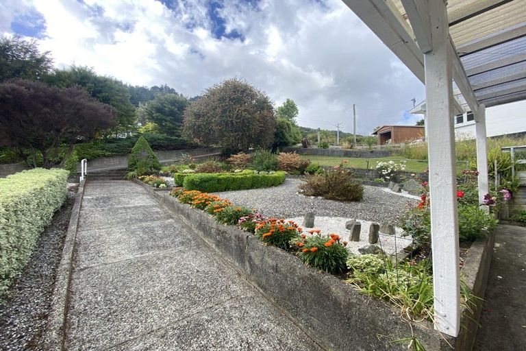 Photo of property in 100 Milton Terrace, Picton, 7220