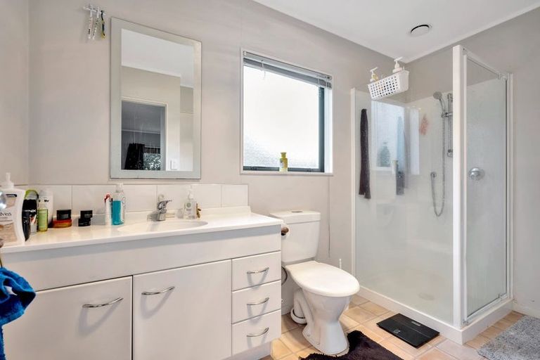 Photo of property in 60 Cobham Crescent, Kelston, Auckland, 0602