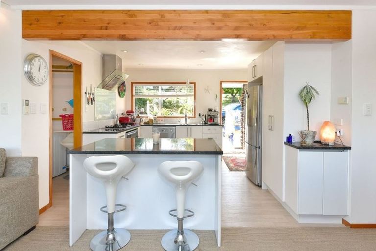 Photo of property in 20 Tindalls Bay Road, Tindalls Beach, Whangaparaoa, 0930