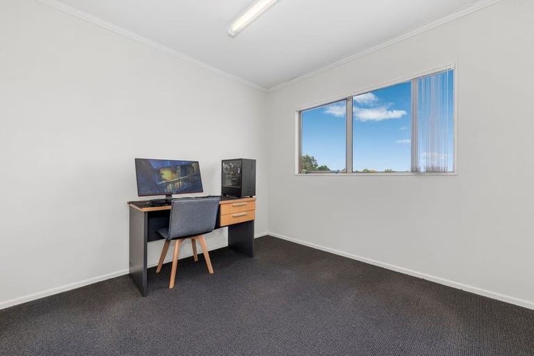 Photo of property in 3 Fairchild Avenue, Goodwood Heights, Auckland, 2105