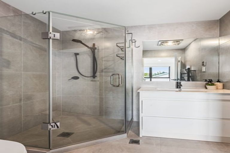 Photo of property in 1 Royal View Road, Te Atatu South, Auckland, 0610