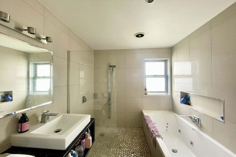 Photo of property in 57 Paynters Avenue, Strandon, New Plymouth, 4312