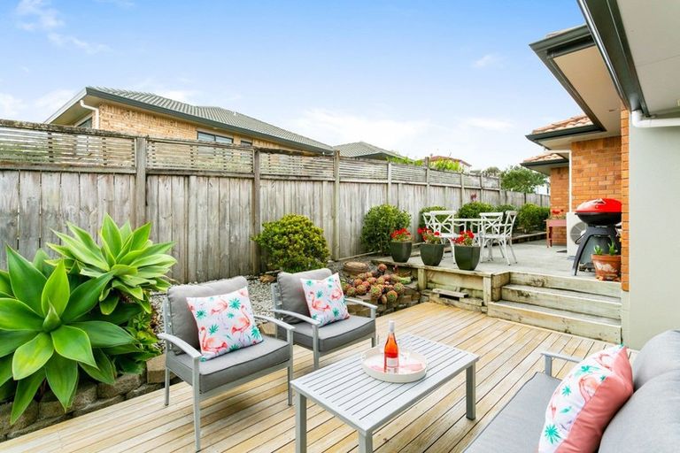 Photo of property in 20 Rising Parade, Fairview Heights, Auckland, 0632