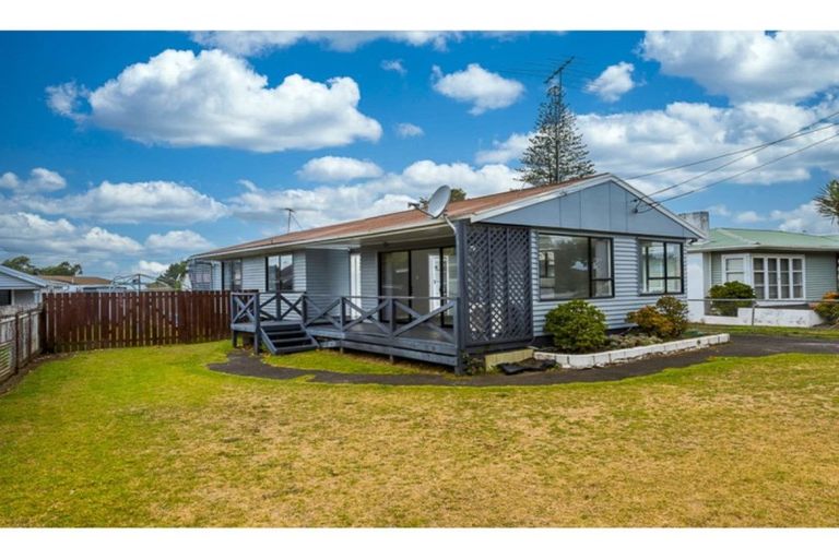 Photo of property in 13 Kamaka Road, Mangere Bridge, Auckland, 2022