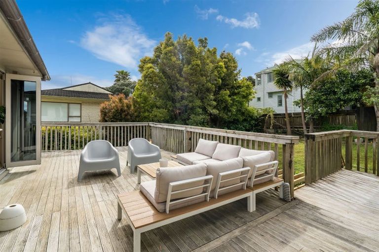 Photo of property in 1 Selwyn Crescent, Forrest Hill, Auckland, 0620