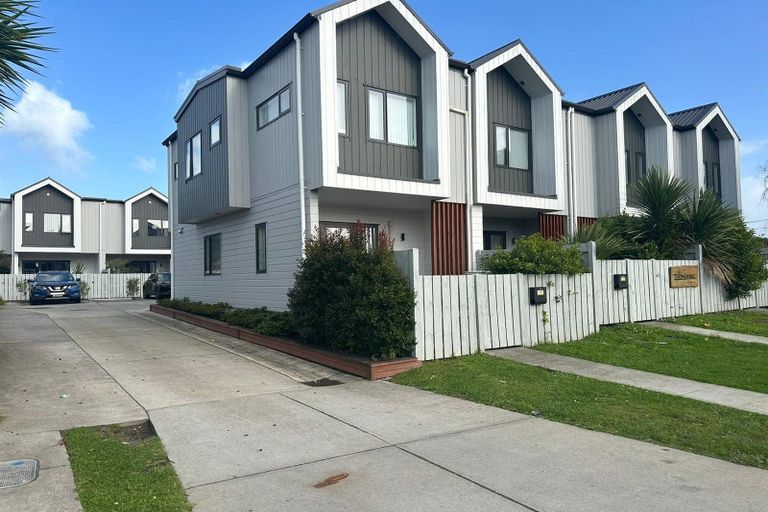 Photo of property in 3/66 Swanson Road, Henderson, Auckland, 0610