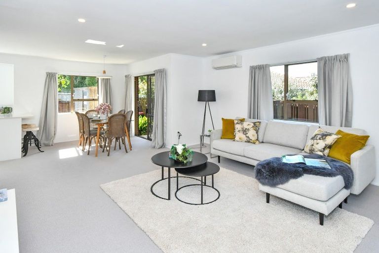 Photo of property in 2/4 Sunshine Place, Papakura, 2110