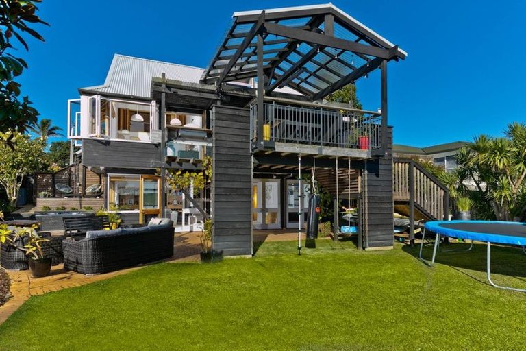 Photo of property in 8 Hyde Road, Rothesay Bay, Auckland, 0630