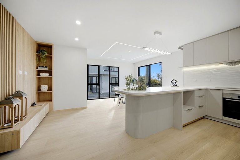Photo of property in 10 Tusac Place, Totara Vale, Auckland, 0627