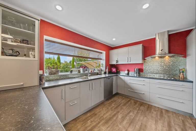 Photo of property in 33 Heta Road, Highlands Park, New Plymouth, 4312