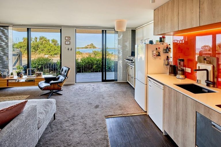 Photo of property in 196 The Esplanade, Island Bay, Wellington, 6023