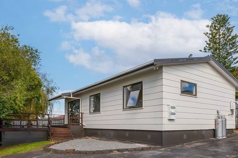 Photo of property in 1/13 Martin Place, Kelston, Auckland, 0602