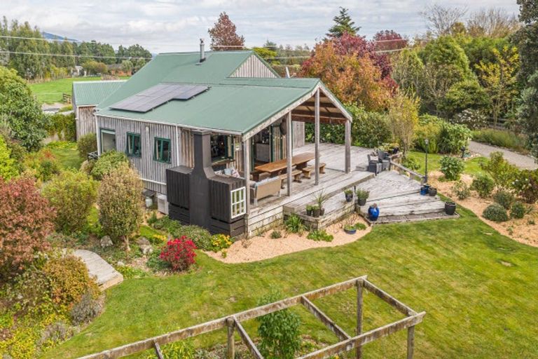 Photo of property in 389 Tararua Road, Levin, 5571