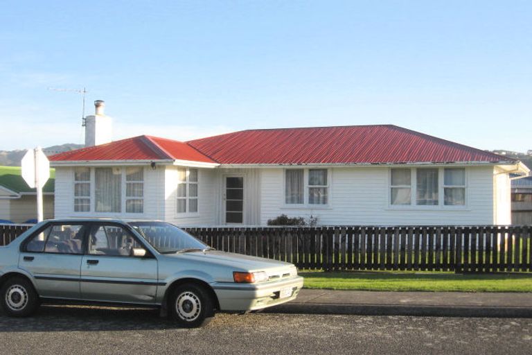 Photo of property in 12 Kapiti Crescent, Titahi Bay, Porirua, 5022
