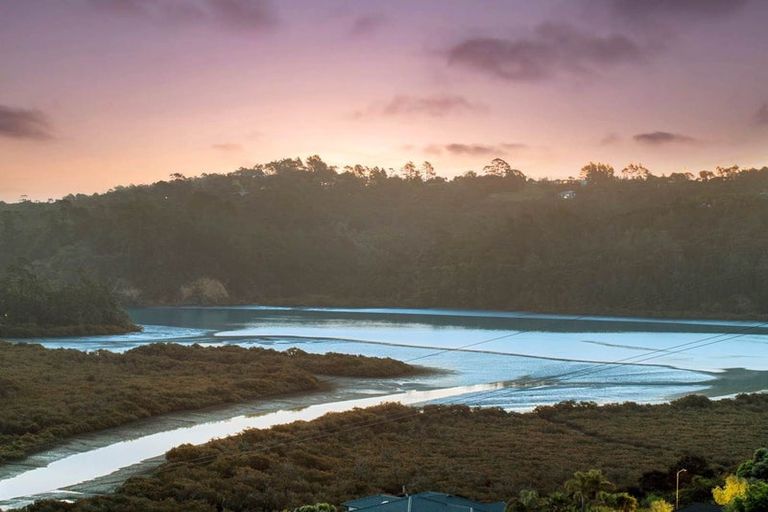 Photo of property in 82a Kittiwake Drive, Schnapper Rock, Auckland, 0632