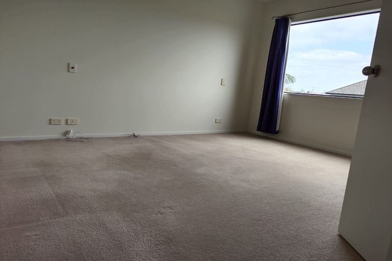 Photo of property in 25 Spalding Rise, Golflands, Auckland, 2013