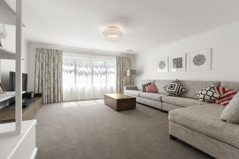 Photo of property in 11 Holyoake Place, Chatswood, Auckland, 0626