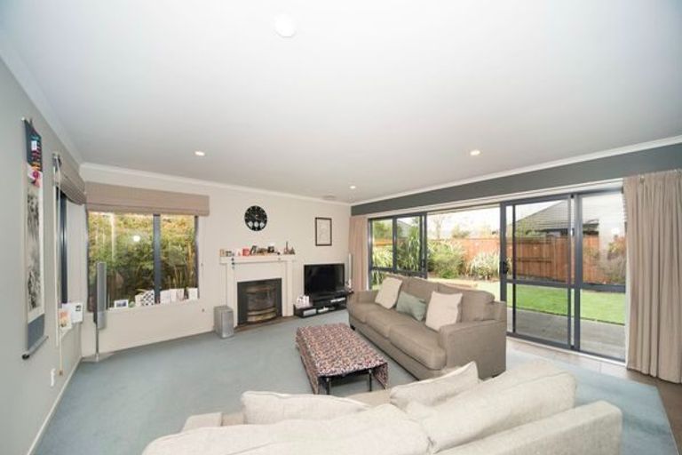 Photo of property in 12 Johnstone Drive, Fitzherbert, Palmerston North, 4410