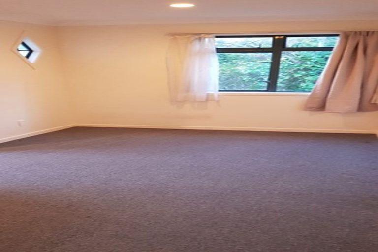 Photo of property in 152a Newlands Road, Newlands, Wellington, 6037