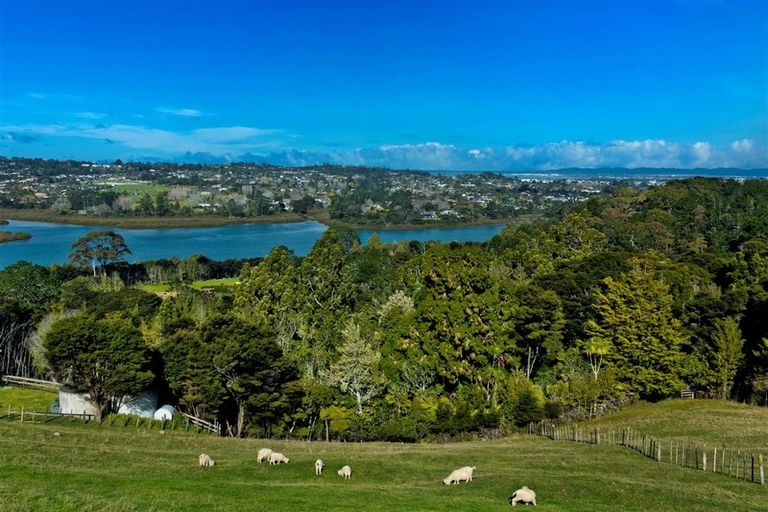 Photo of property in 291 Paremoremo Road, Paremoremo, Auckland, 0632