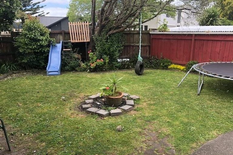 Photo of property in 2/4 Ti Nana Crescent, Henderson, Auckland, 0610