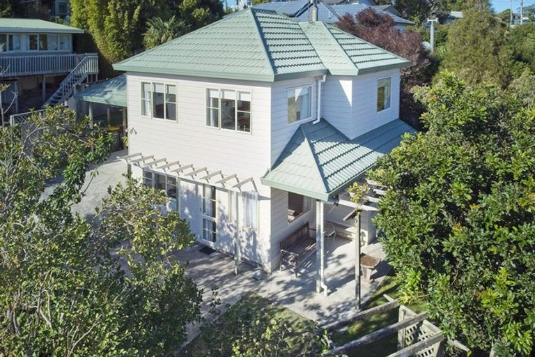 Photo of property in 2/30 Sunset Road, Unsworth Heights, Auckland, 0632