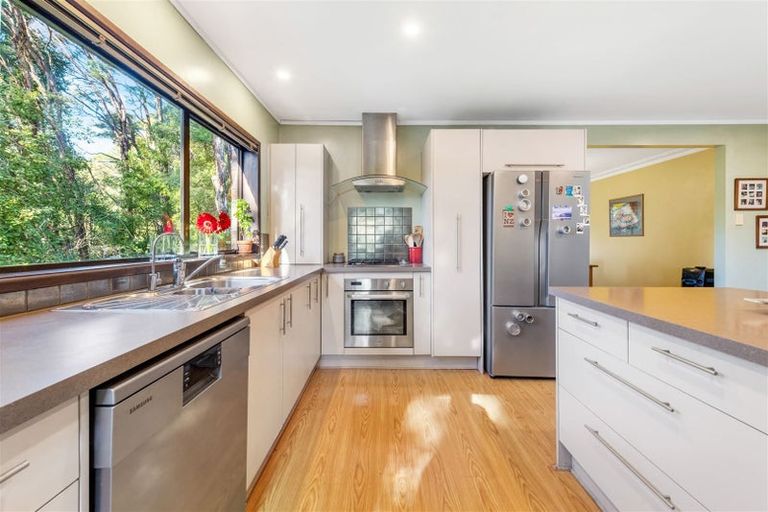 Photo of property in 2 Kaurimu Rise, Titirangi, Auckland, 0604