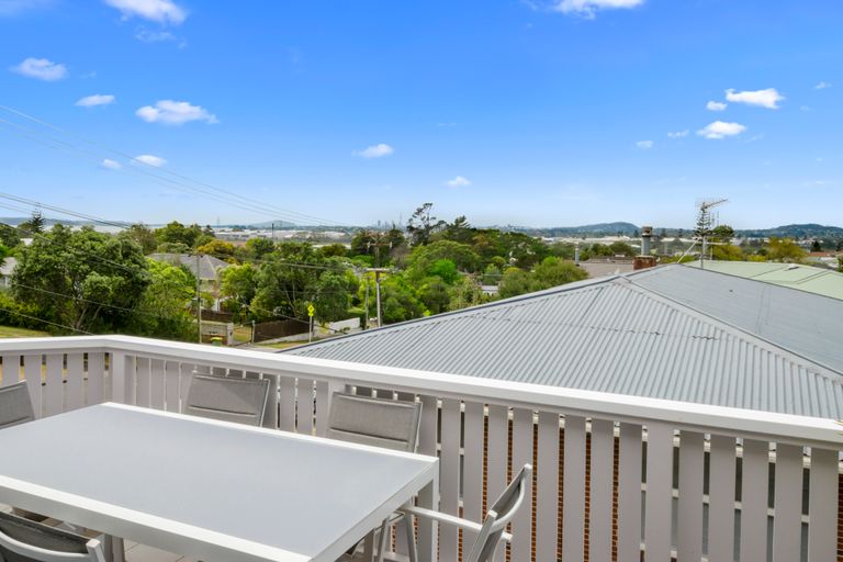Photo of property in 11 Divich Avenue, Te Atatu South, Auckland, 0610
