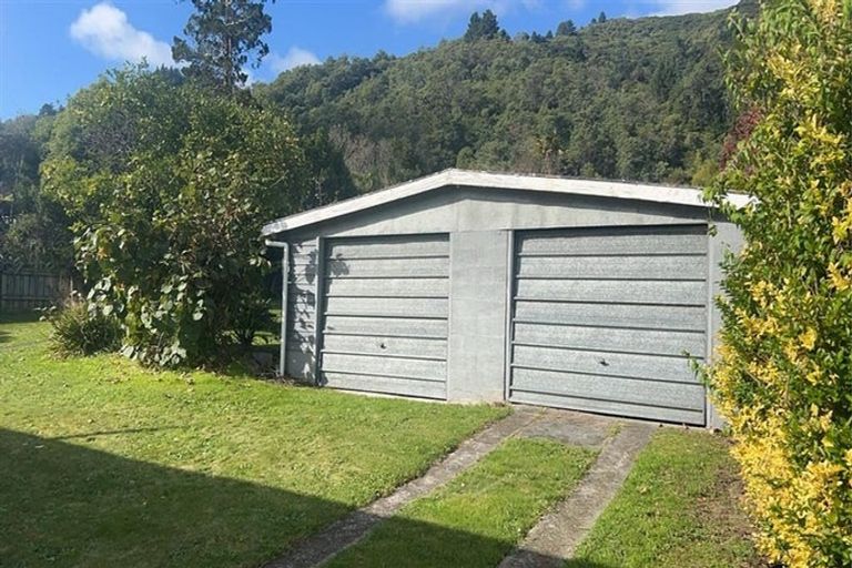 Photo of property in 90 Waikawa Road, Picton, 7220