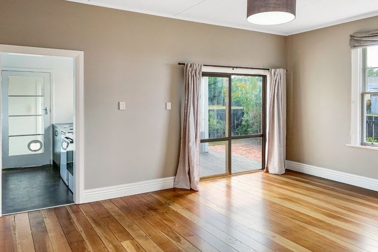 Photo of property in 11 Atkinson Street, Woodville, 4920