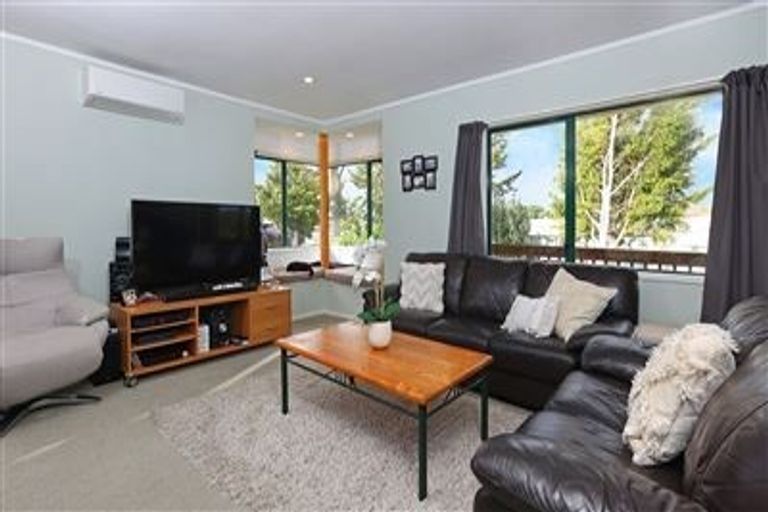 Photo of property in 19a Riserra Drive, Ranui, Auckland, 0612