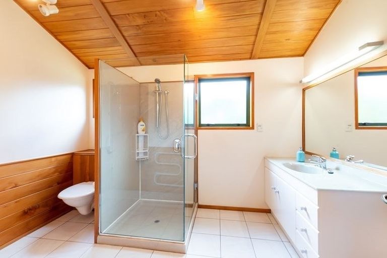 Photo of property in 8 Harrybrook Road, Green Bay, Auckland, 0604