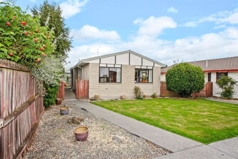 Photo of property in 2/92c Englefield Road, Northwood, Christchurch, 8051