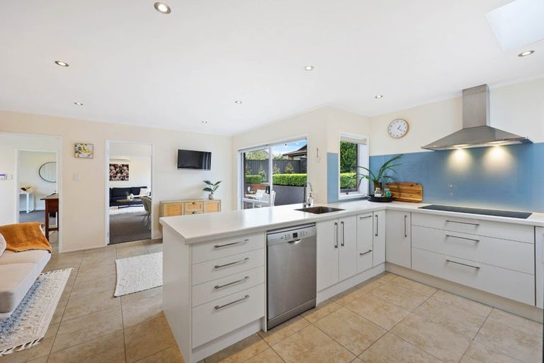Photo of property in 6 Camira Place, Botany Downs, Auckland, 2010