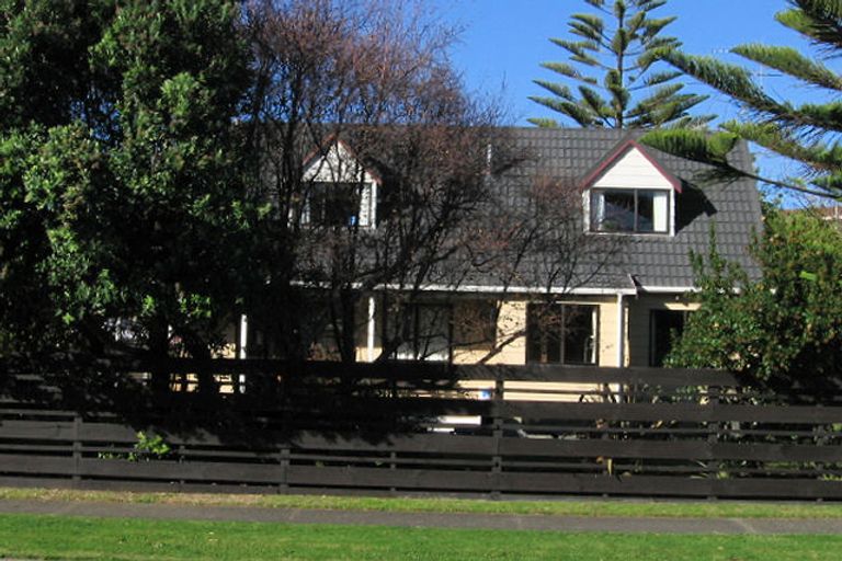 Photo of property in 54 Queens Road, Waikanae Beach, Waikanae, 5036