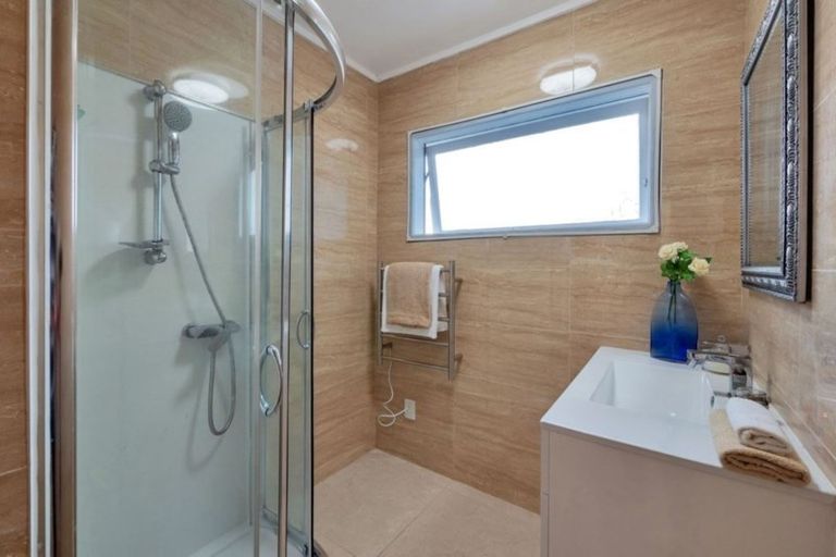 Photo of property in 29 Raymond Terrace, Northcote, Auckland, 0627