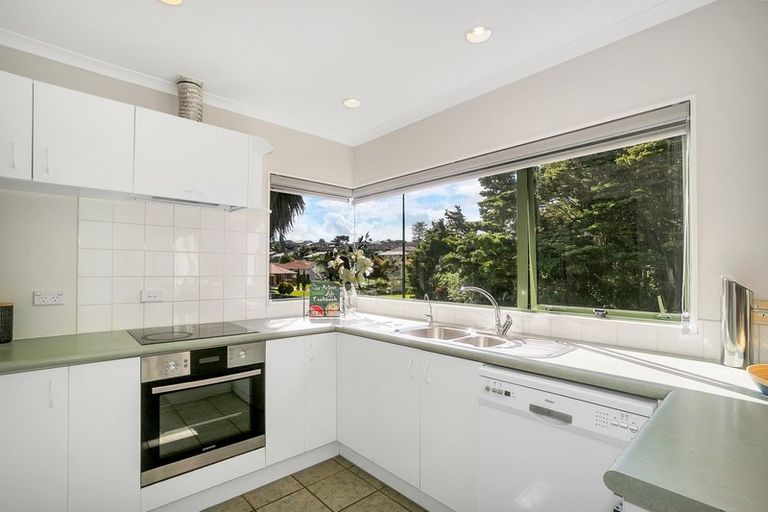Photo of property in 1/4 De Havilland Drive, Goodwood Heights, Auckland, 2105