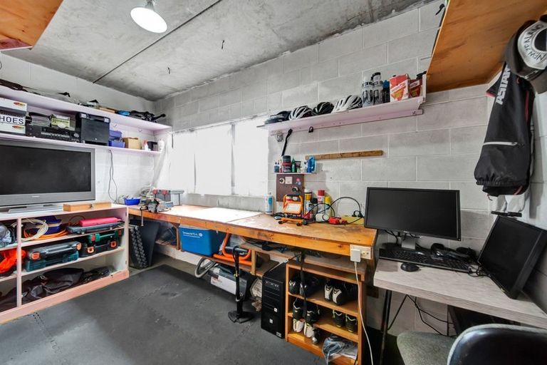 Photo of property in 25 Truby King Street, Merrilands, New Plymouth, 4312