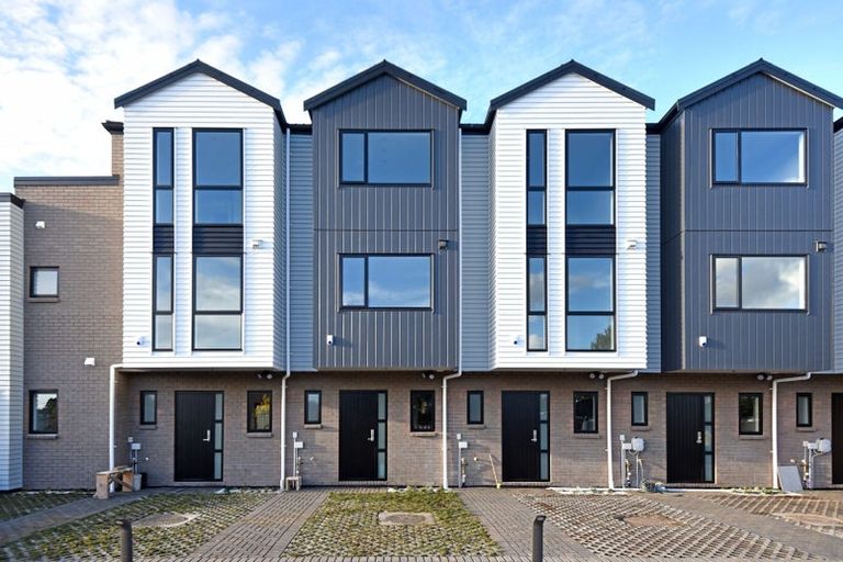 Photo of property in 11 Waru Lane, Te Atatu Peninsula, Auckland, 0610