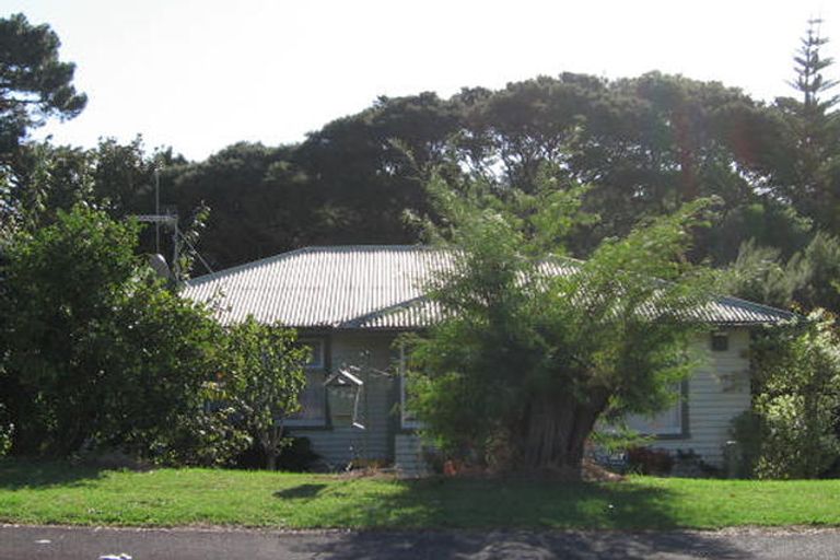 Photo of property in 28 Glen Marine Parade, Glendene, Auckland, 0602