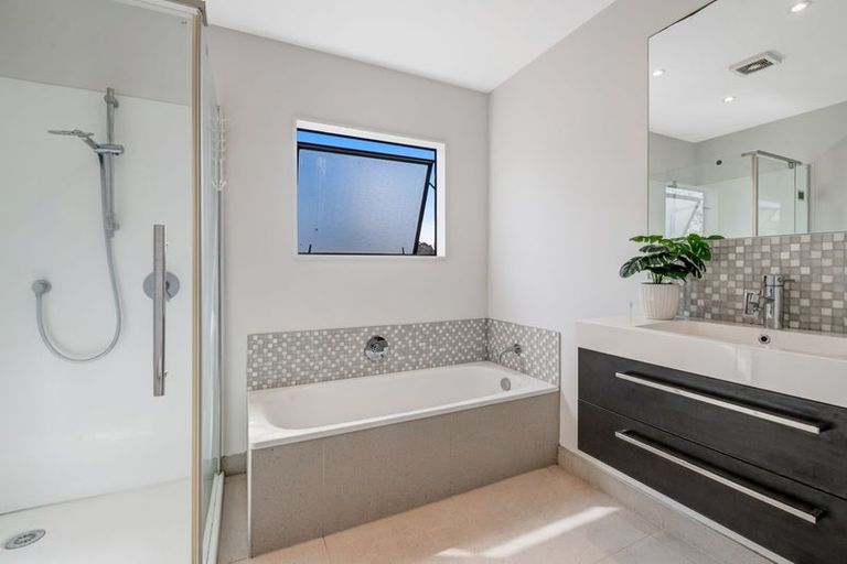 Photo of property in 24 Bronzewing Terrace, Unsworth Heights, Auckland, 0632