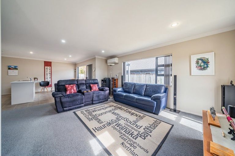 Photo of property in 5 Poppy Watts Grove, Stokes Valley, Lower Hutt, 5019