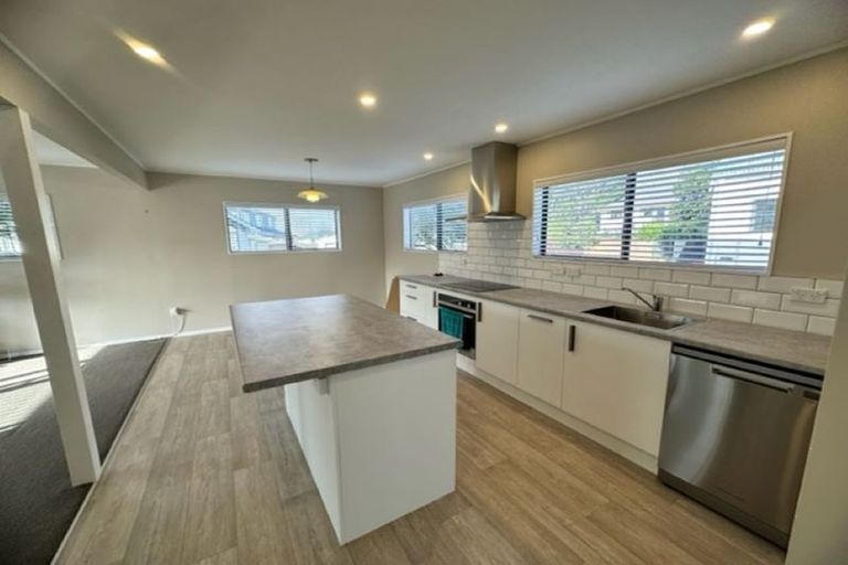 Photo of property in 2/40 Mirrabooka Avenue, Botany Downs, Auckland, 2010