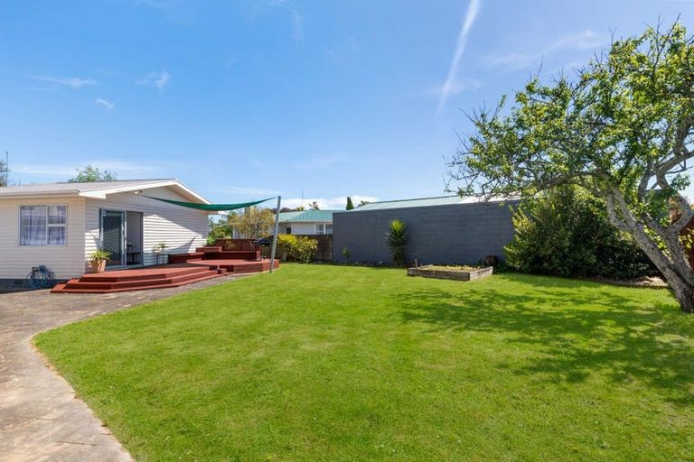 Photo of property in 17 Abraham Crescent, Milson, Palmerston North, 4414