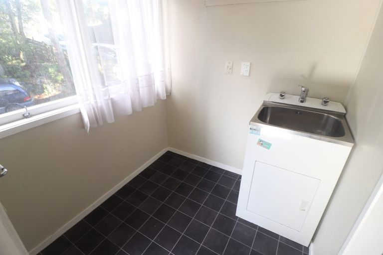 Photo of property in 4 Teviot Place, Totara Vale, Auckland, 0629