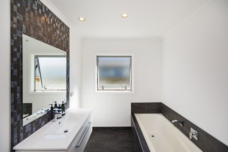 Photo of property in 1 Silicon Way, Fitzherbert, Palmerston North, 4410