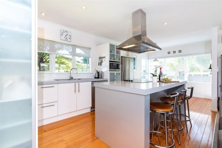 Photo of property in 107 Shakespeare Road, Milford, Auckland, 0620
