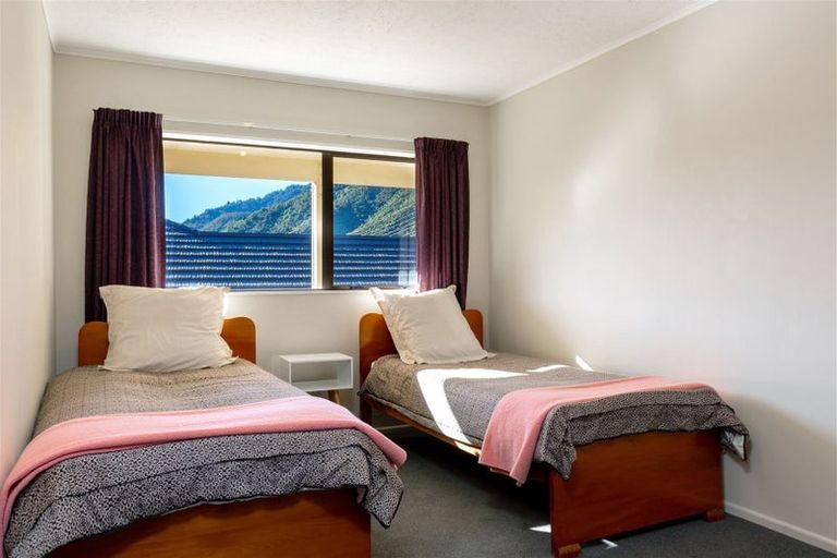 Photo of property in 35 Moana View Road, Waikawa, Picton, 7220