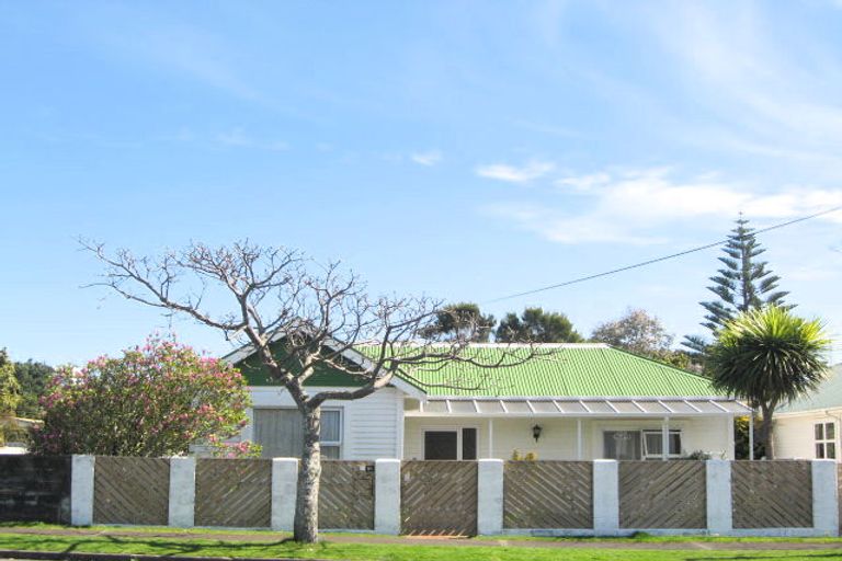 Photo of property in 10 Autere Street, Strandon, New Plymouth, 4312