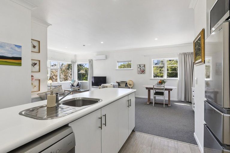 Photo of property in 15 Glanmire Road, Newlands, Wellington, 6037